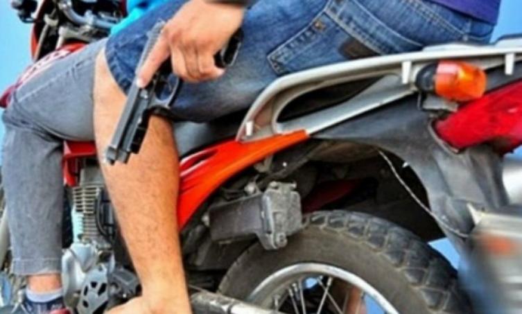 Motochorros asaltaron a una mujer y le robaron más de 700 mil pesos