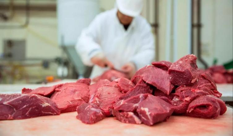 El Gobierno y supermercados acordaron congelar los precios de la carne