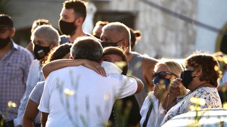 Con dolor y muestras de apoyo, inhumaron los restos de Lucas González