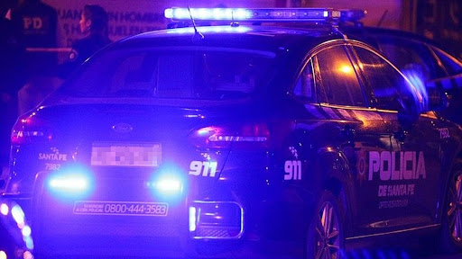Un hombre atacó a una mujer con una botella