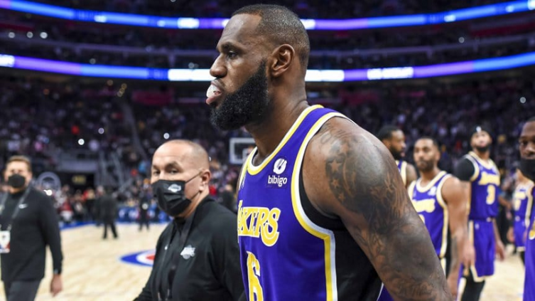 Expulsión de LeBron James por golpear a un rival 