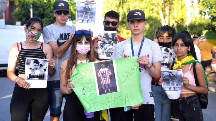 Dos de los tres policías admitieron haber disparado contra el auto