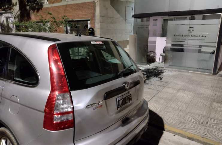 Ataque vandálico a un estudio jurídico en Barrio Candioti