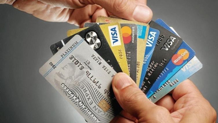 El Banco Central prohibió a las tarjetas de crédito vender pasajes al exterior