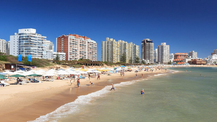 Uruguay: preocupa la prohibición argentina de comprar pasajes al exterior en cuotas