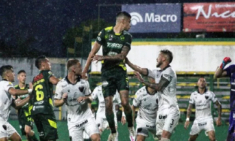 En una campo muy complicado, Defensa y Justicia se lo empató a Colón sobre el final