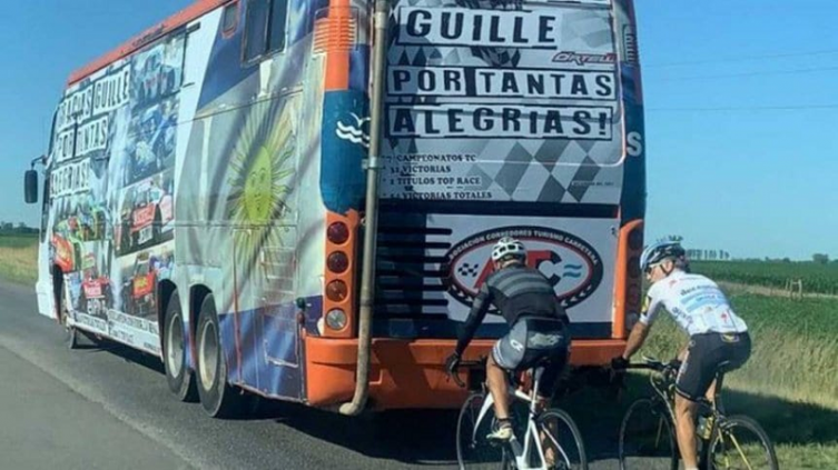 Marcos Di Palma a despedir a Guillermo Ortelli en bici hasta San Juan