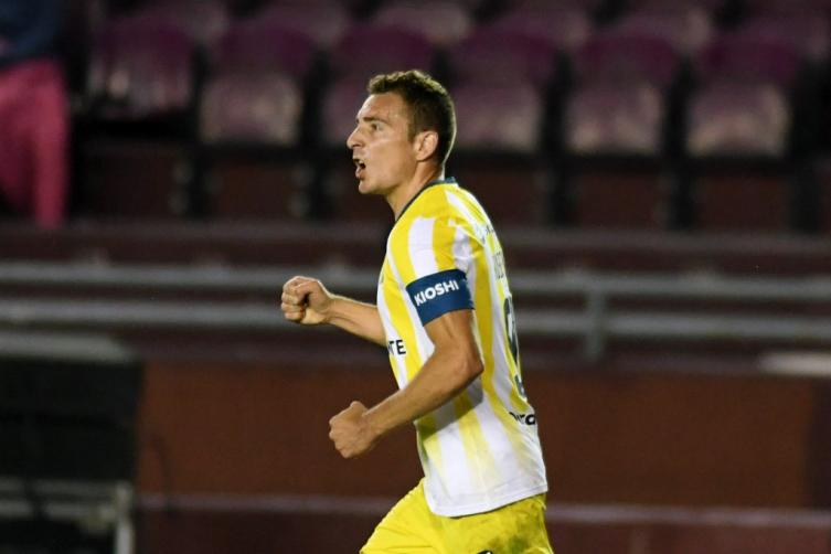 Central despertó a tiempo y empató ante Lanús