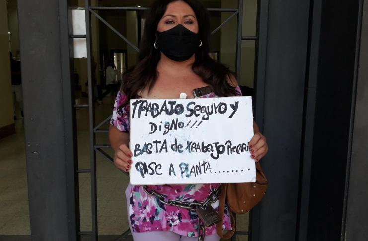 Se encadenó en la puerta de la Municipalidad para exigir su pase a planta