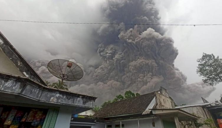 Al menos 14 muertos tras la repentina erupción de un volcán en Indonesia