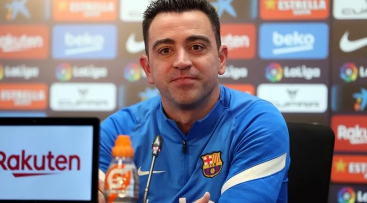 Xavi y Dani Alves hablaron del homenaje a Maradona