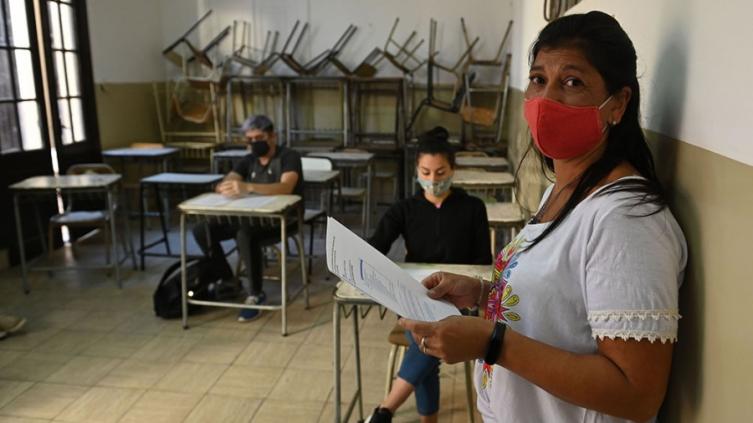 16.000 adolescentes regresaron a la escuela en Santa Fe