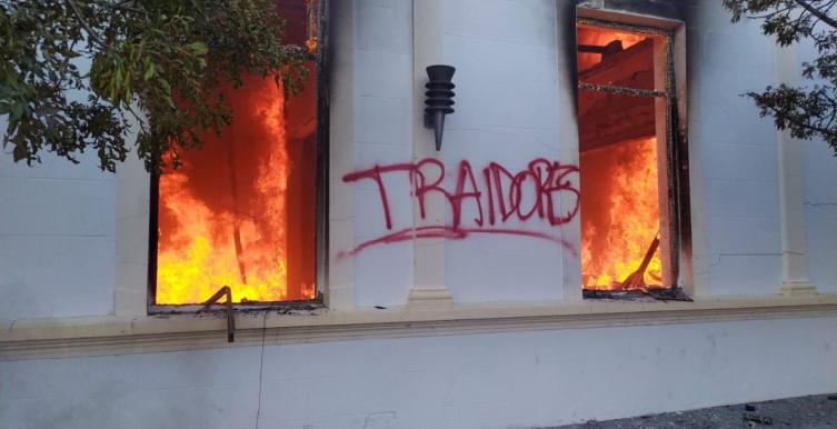 Pueblada en Chubut: manifestantes incendiaron edificios en el centro cívico