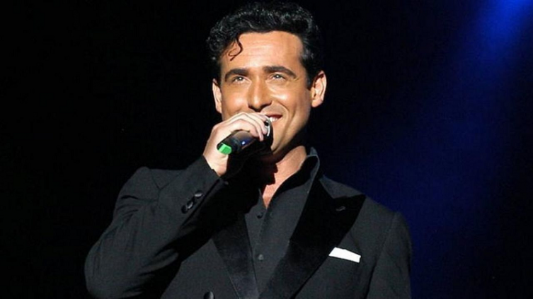Carlos Marín, de Il Divo, está entubado y en coma inducido
