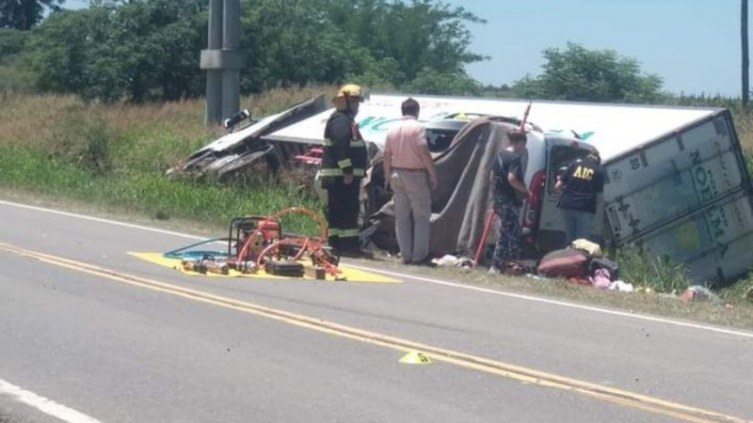 Cuatro muertos por un choque frontal entre un auto y un camión 