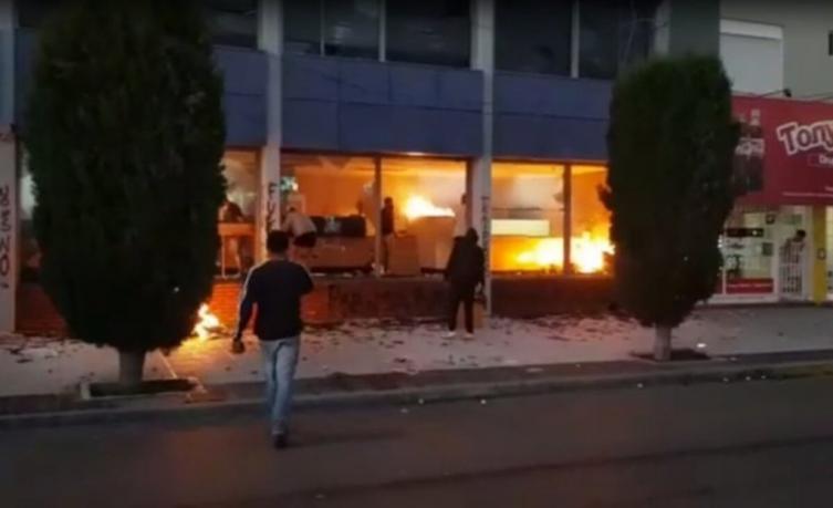 Atacaron e incendiario el edificio del diario El Chubut en Trelew