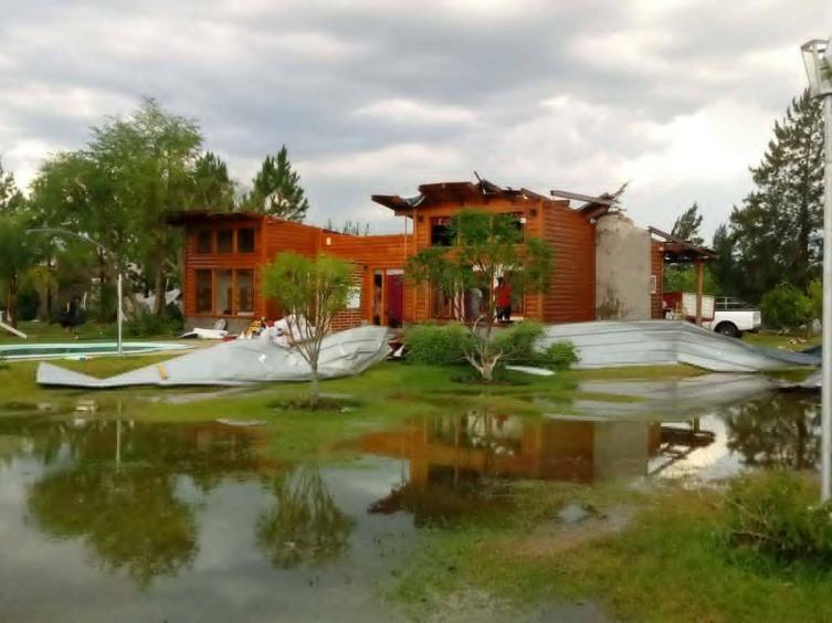 Un temporal de viento y lluvia causó destrozos en Avellaneda