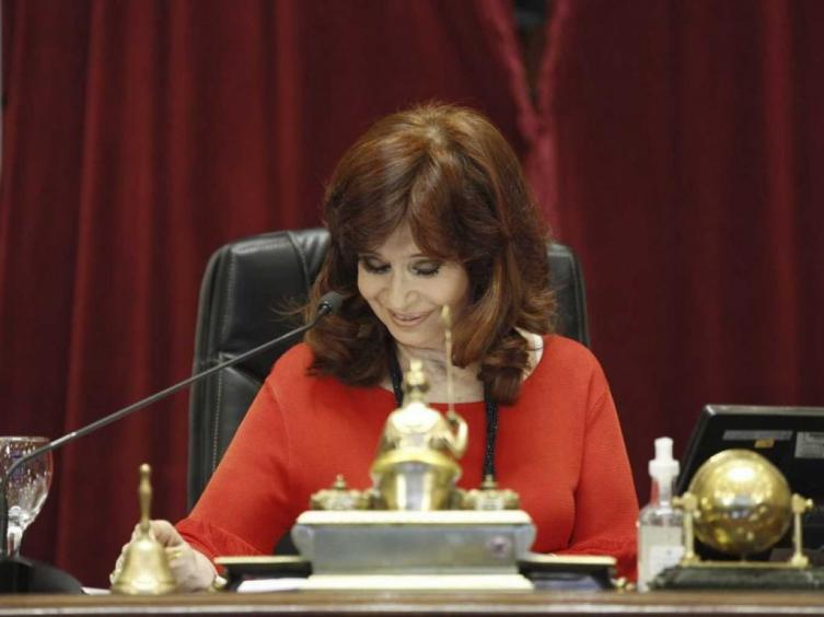 Cristina Kirchner reiteró sus críticas a la Justicia y disparó contra Macri