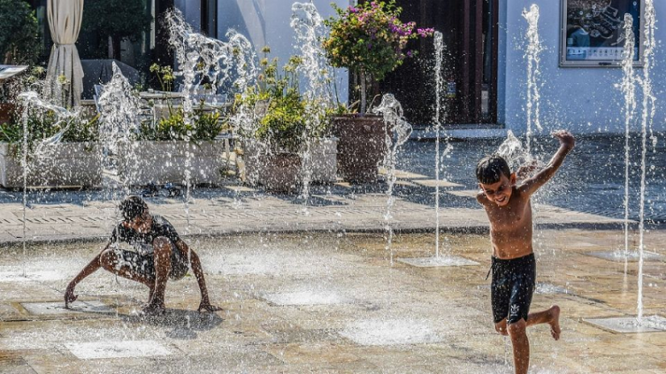 Tips para cuidar a bebes y niños en días de calor