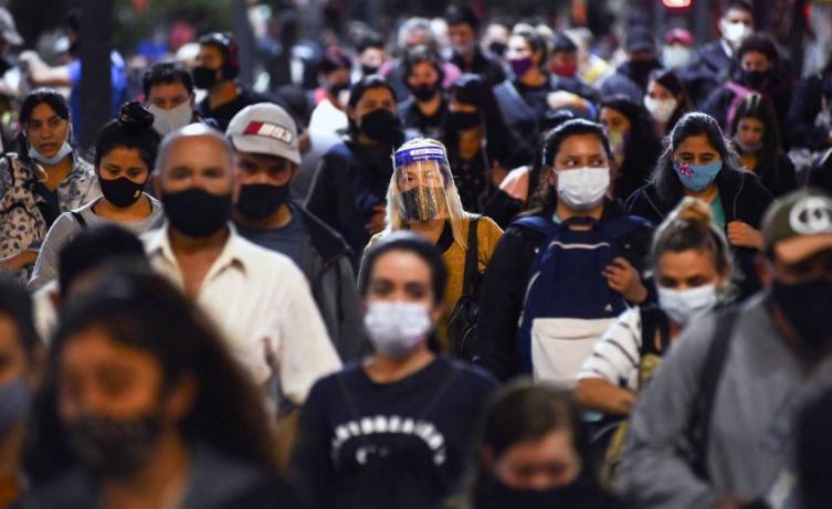 Los casos de coronavirus aumentaron un 50% durante la última semana en América