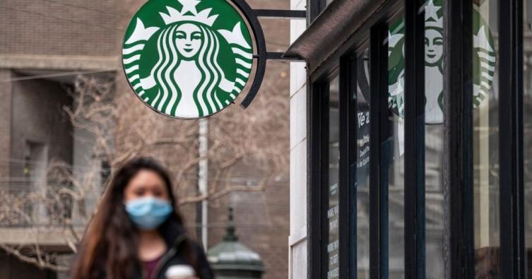 Starbucks establece la vacunación obligatoria para sus empleados