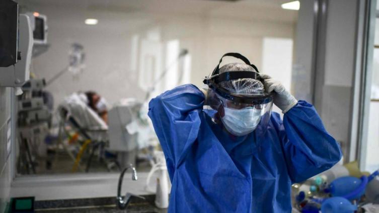 Médicos en contra de la obligación de trabajar siendo contactos estrechos