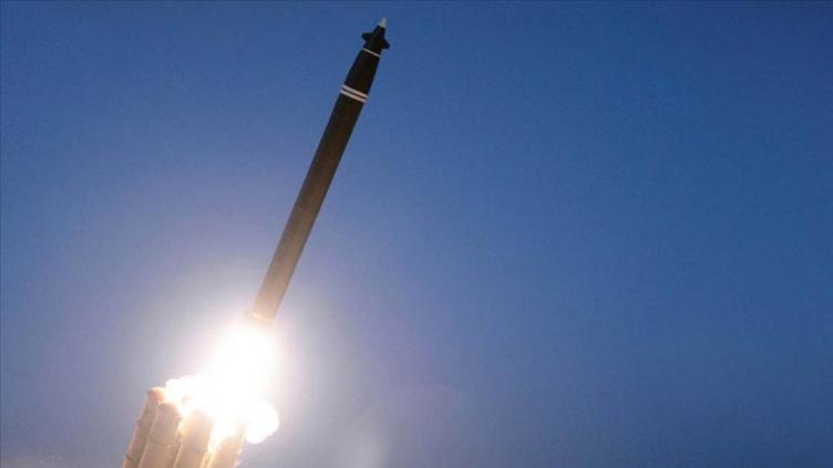 Corea del Norte anunció una prueba de misil hipersónico supervisada por su líder