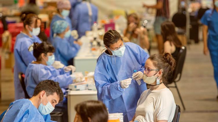 Piden a la gente que se vacune y evalúan el pase sanitario para el fútbol
