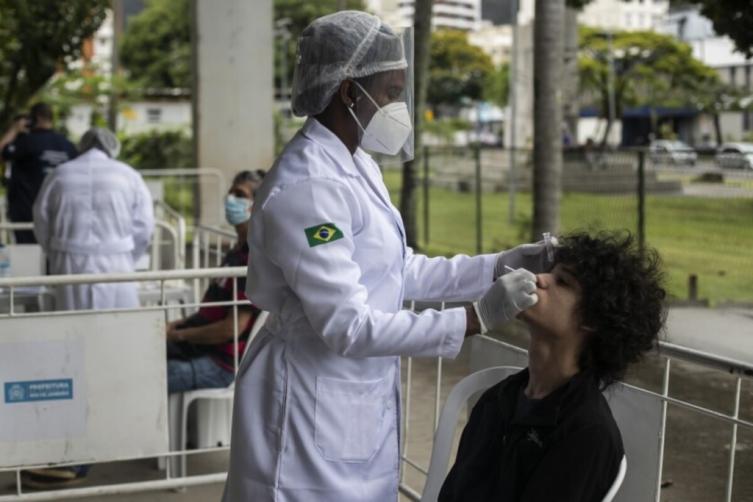Brasil superó por primera vez los 200 mil contagios diarios