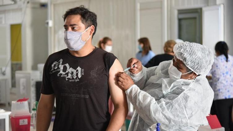 Recomiendan a los recuperados de Covid esperar 90 días para vacunarse