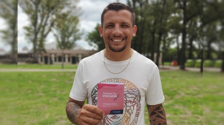Emiliano Vecchio  recibió la primera dosis contra el coronavirus