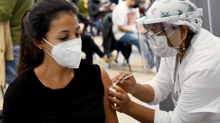 Anticuerpos covid: comprobaron que hay una gran diferencia entre las vacunas