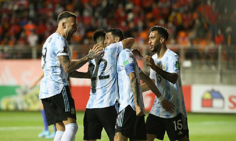 Argentina derrotó 2-1 a Chile y estiró su invicto a 28 partidos