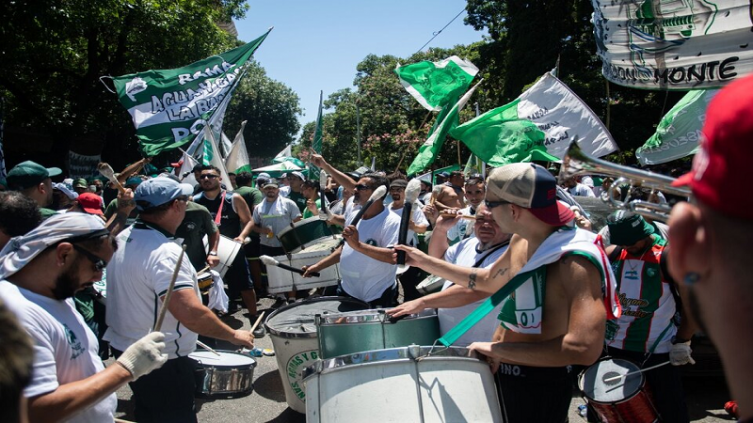 Hubo protesta de Camioneros frente a la Embajada de Chile