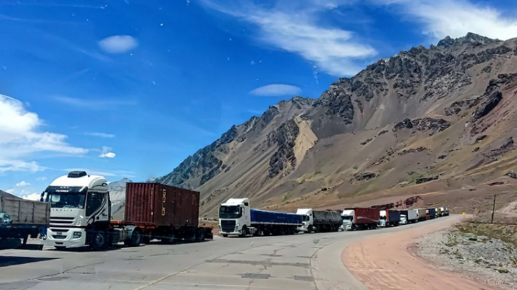 Camiones varados en la frontera: Argentina y Chile llegaron a un acuerdo