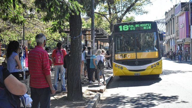 Los choferes cobraron la mitad del salario y UTA amenaza con un paro