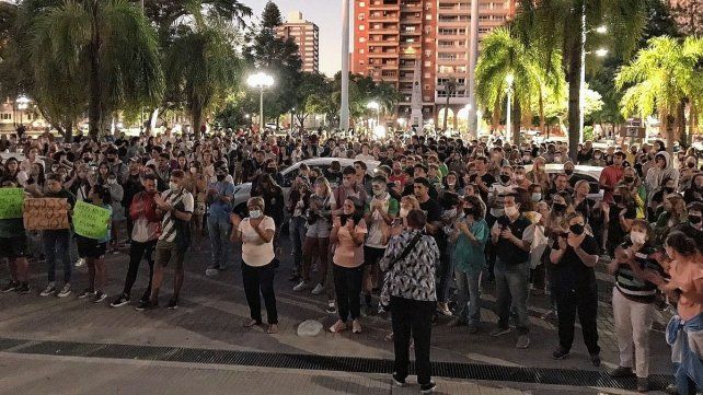 Masiva concentración por Lucio Belfiori en Plaza 25 de Mayo