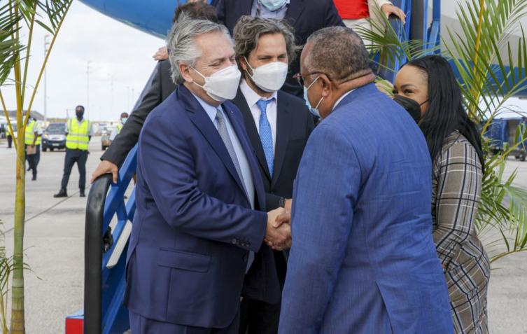 Fernández llega a Barbados para un encuentro por el cambio climático