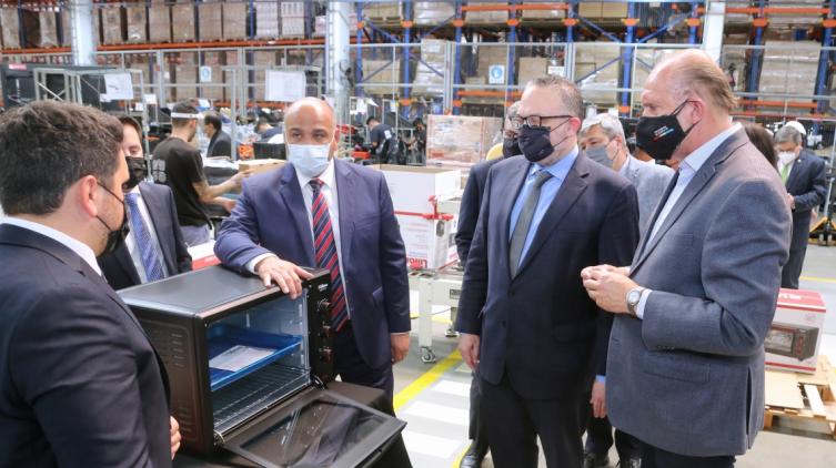 Manzur destacó el desarrollo de la industria nacional