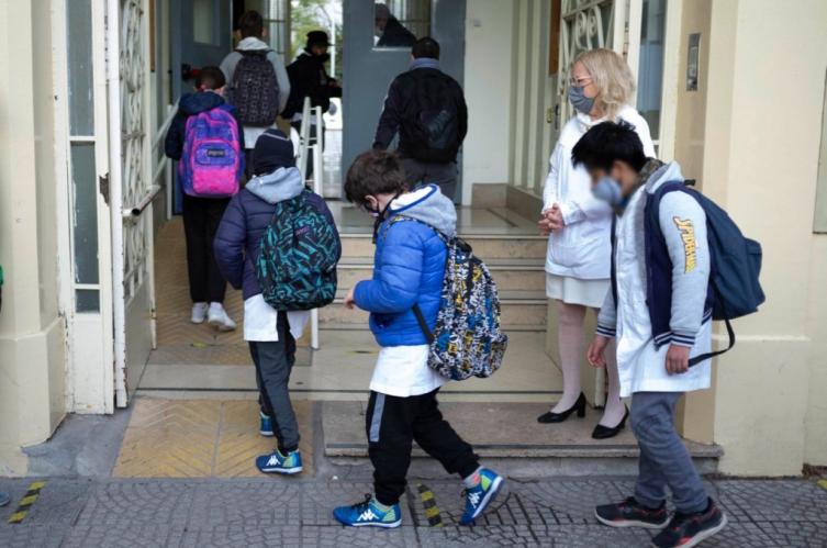 Vuelta a las aulas: sin burbujas, el Gobierno discute nuevos protocolos 