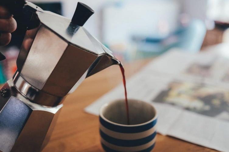 ¿Es bueno tomar café justo después de la comida?