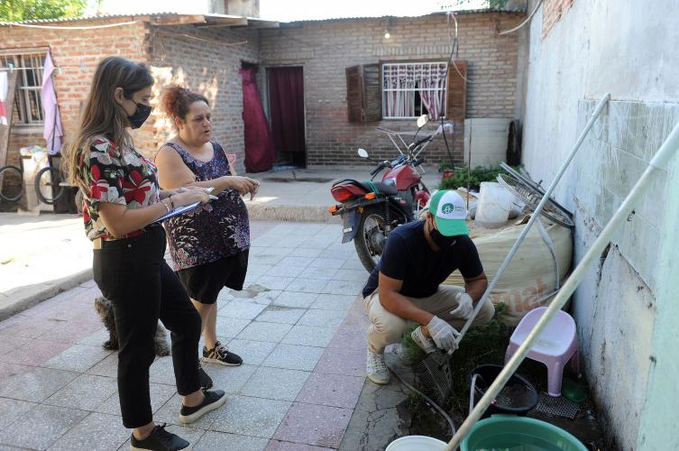 La Municipalidad continúa con las tareas de descacharrado casa por casa