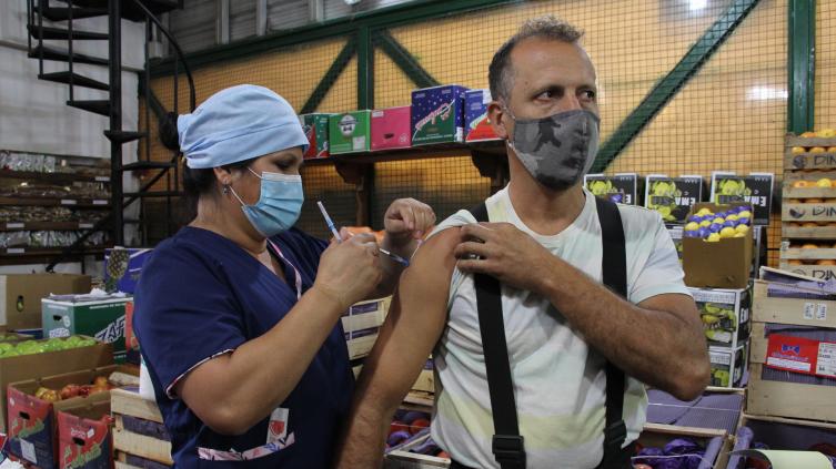 La provincia aplicó vacunas en el Mercado de Abasto