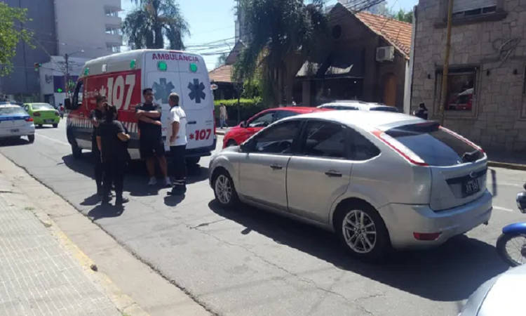 Dio a luz en plena avenida Rivadavia y la asistió una mujer 