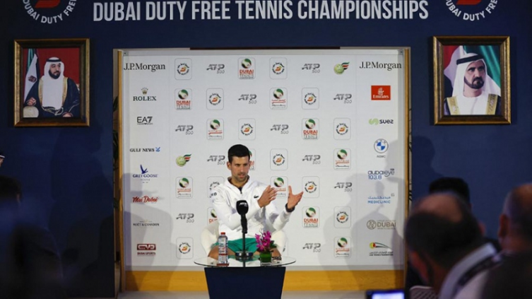 Djokovic juega el ATP de Dubái, donde no le exigen vacunas