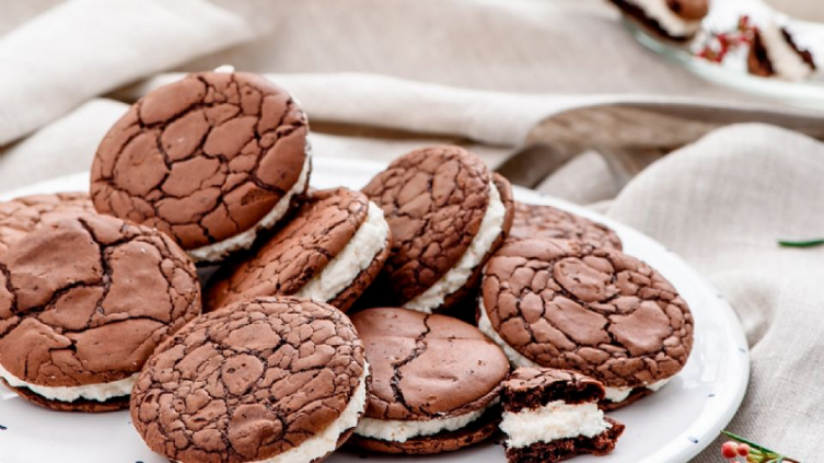 Galletitas de chocolate rellenas de crema de coco