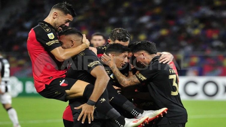 Con gran debut de Wanchope, Colón ganó 2 a 0 a Central Córdoba