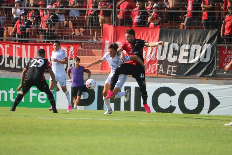 Colón le ganó a Barracas Central y es líder en su zona