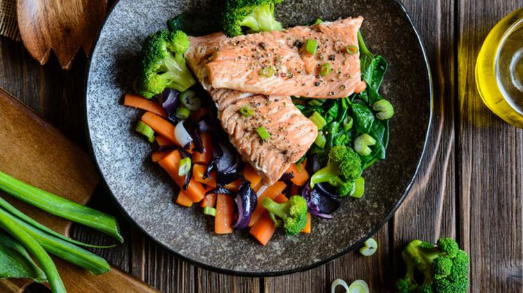 Menos riesgos de tener cáncer para quienes comen vegetales, pescados y poca carne roja