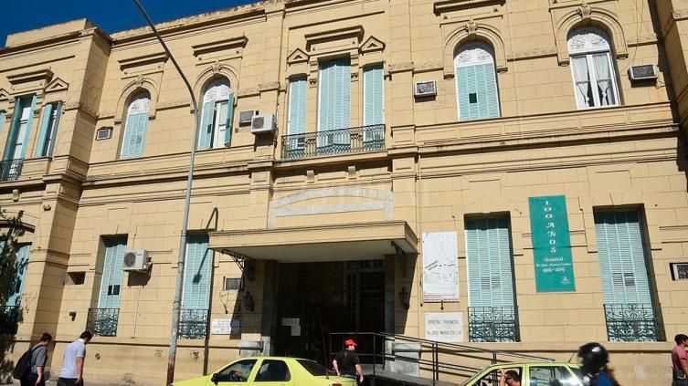 Hallan a una mujer golpeada y abandonada en un descampado